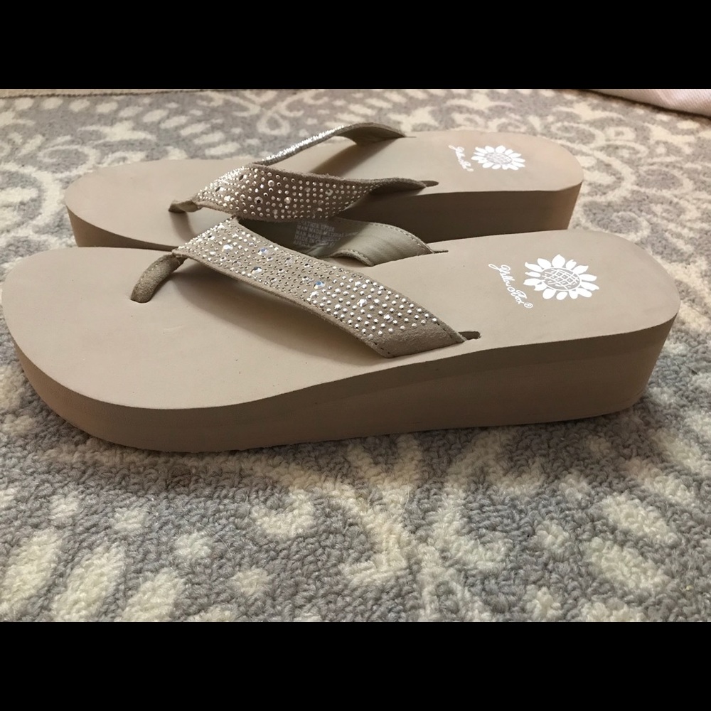 Sandals/ flip flops